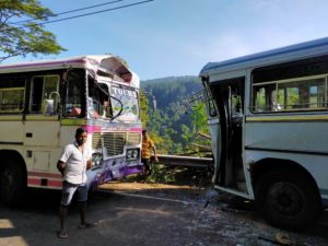 බස් රථ දෙකක් මුහුණට මුහුණ ගැටිමෙන් 23 දෙනකුට තුවාල