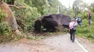 ගල් පර්වතයක් ගැලවී කොළඹ පාර වැසී යයි