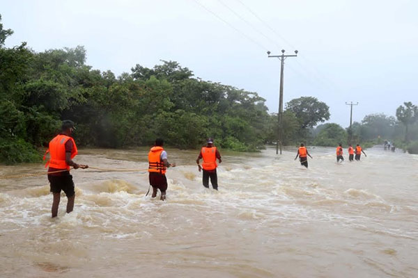 ආපදාවට පත් උතුරේ ජනතාවට යුධ හමුදාව සහ නාවික හමුදාව සහන සලසයි