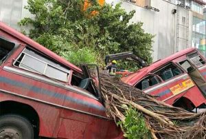 බස් අනතුරින් පුද්ගලයින් 05 දෙනෙකු මරුට