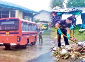 මතුගම පිහිටි ලංගම බස් නැවතුම්පොළ ව්‍යාපාරිකයෙක් ඉදිරිපත්ව පිරිසිදු කරයි