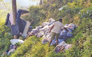 දීපවාලියට විකුණන්න බඩු ගෙනා ලොරිය අඩි 30ක් ප්‍රපාතයේ