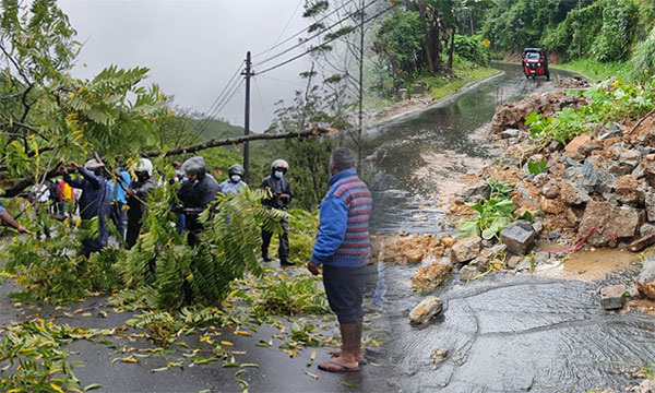 මධ්‍යම කදුකරයේ බටහිර බැවුම් ප්‍රදේශයන්ට දැඩි සුළං