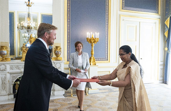 Ambassador Rekha Gunasekera presents Credentials to King Willem-Alexander of the Kingdom of the Netherlands