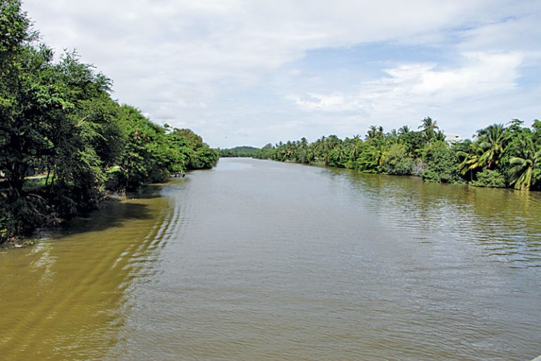 නිල්වලා පිටාර ගලා අකුරැස්සේ ගමනාගමනයට බාධා