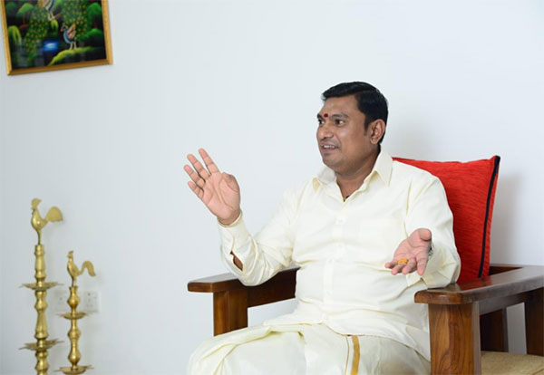 රටේ ජිවත්වන සියයට හැටක දුප්පත් ජනතාව මේ වන විට දැඩි දුෂ්කරතාවයන්ට